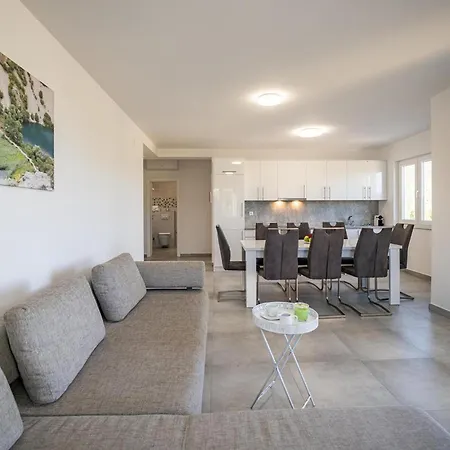 Gorgeous In Apartment *