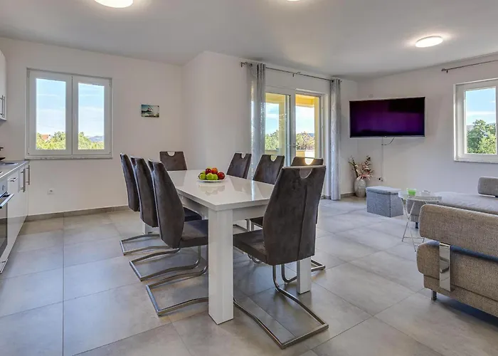 Gorgeous In Starigrad Paklenica